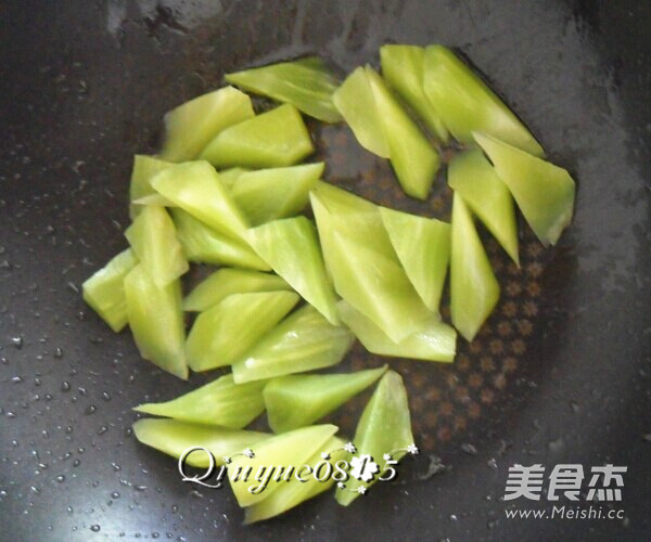 Stir-fried Lettuce and Cashew Nuts recipe