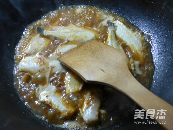 Braised Small Rubber Fish with Shacha Sauce recipe