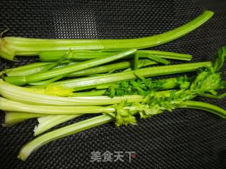 #蛋美食# Egg Skin Mixed with Celery recipe