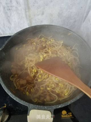 Fried Noodles with Soy Sprouts and Pork recipe