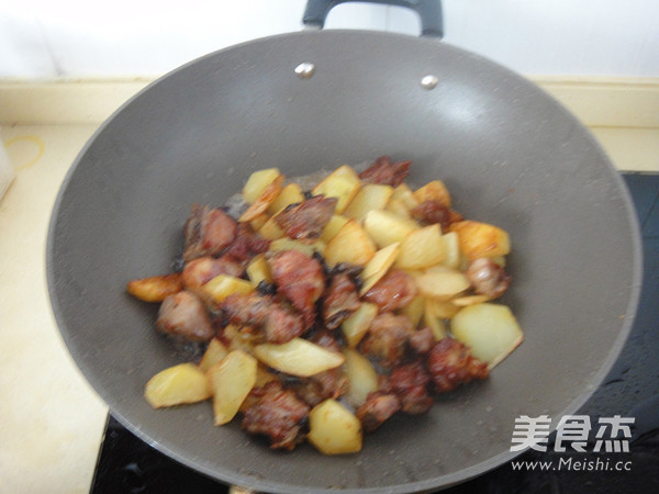 Pork Ribs with Soy Sauce and Potatoes recipe