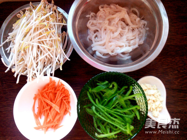 Squid Shredded Silver Bud in Hot Pot recipe