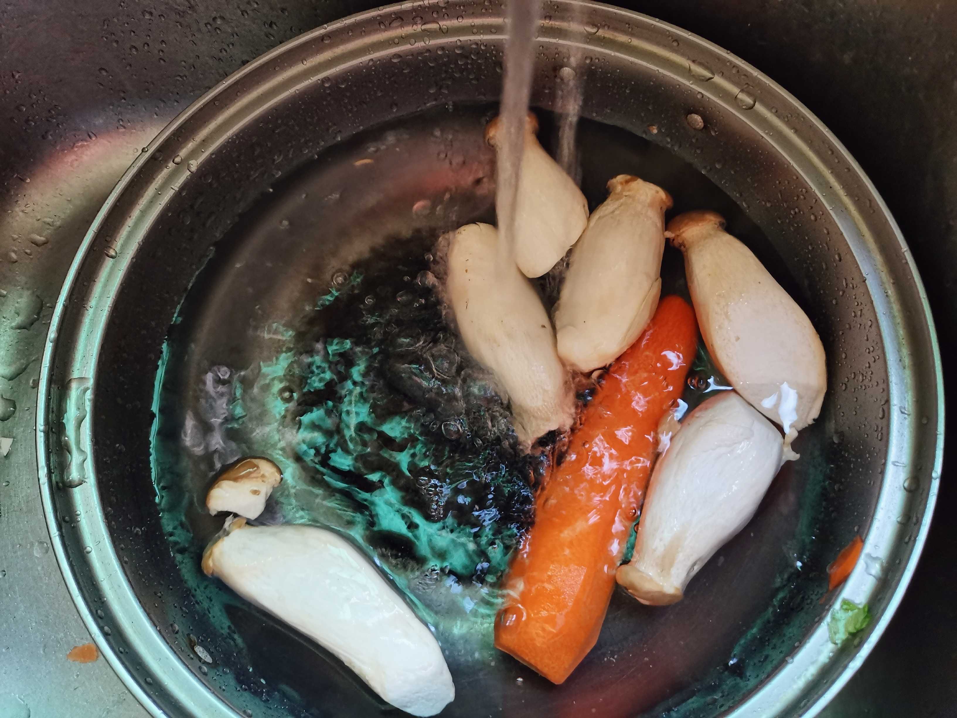 Fried Pleurotus Eryngii with Carrots recipe