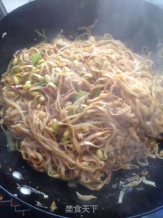 Braised Noodles with Celery and Pork recipe