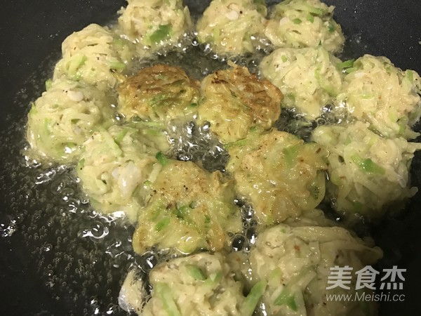 Deep-fried Shredded Carrot Meatballs recipe