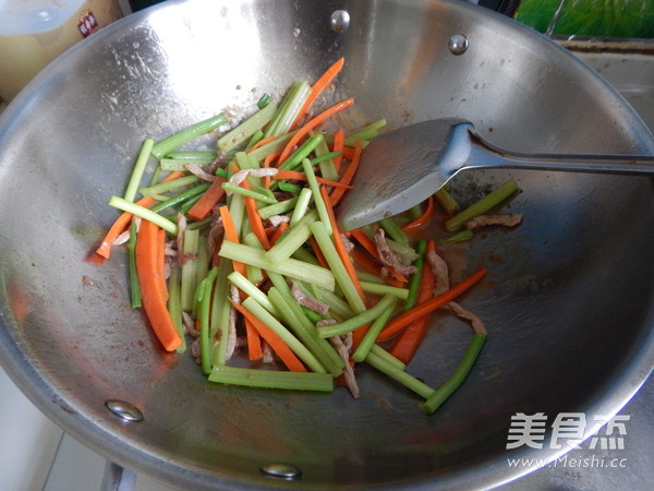 Stir-fried Rice Noodles with Shredded Pork recipe