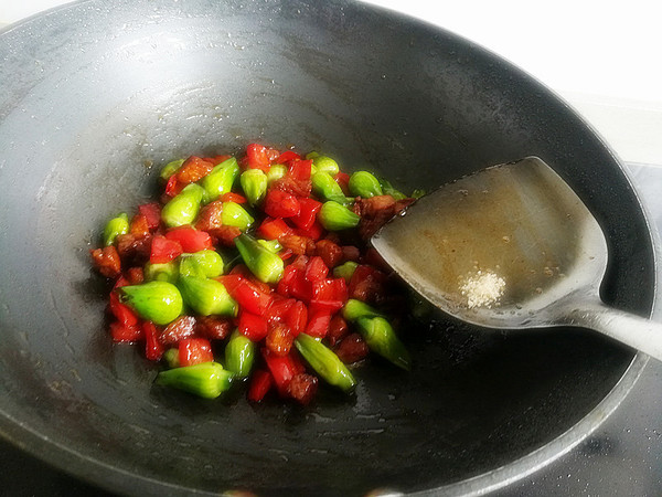 Stir-fried Diced Pork with Garlic Bud recipe