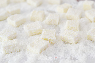 A Popular Dessert Full of Q-shredded Coconut Milk Cubes recipe