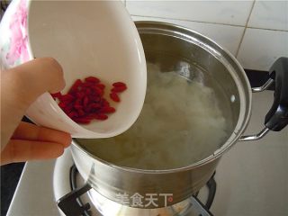 Tremella, Lotus Seed and Coix Seed Soup recipe