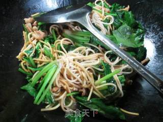 Fried Noodles with Pork, Egg and Spinach recipe