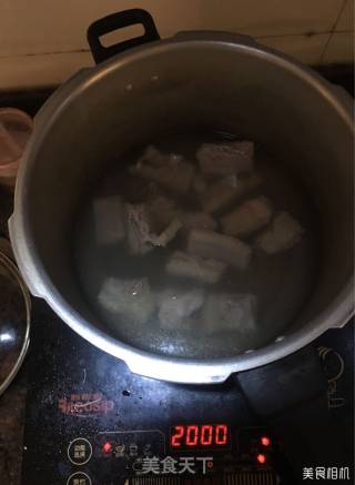 Braised Matsutake with Spare Ribs and Crab Soup recipe