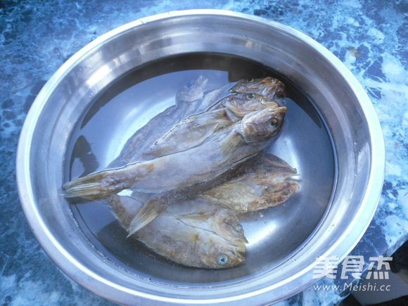 Steamed Salted Fish with Green Onion and Ginger recipe