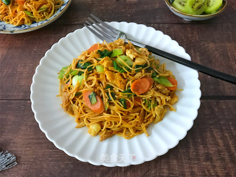 Fried Noodles with Green Vegetables and Eggs recipe