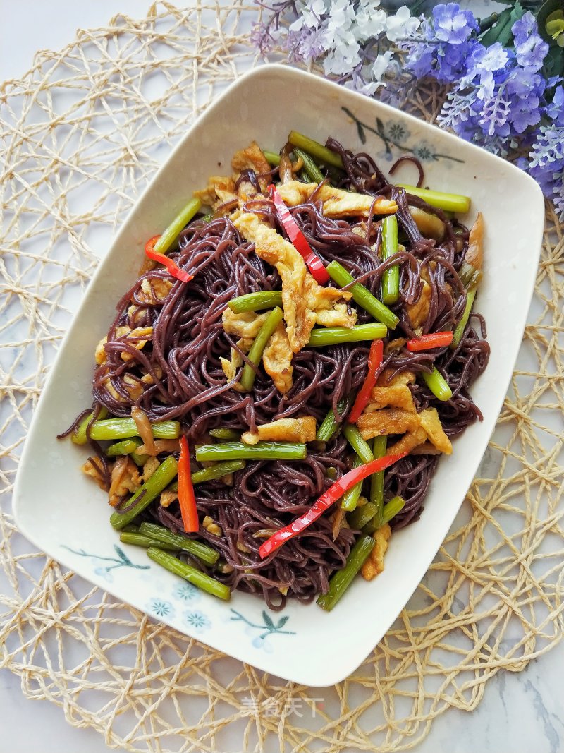 Stir-fried Black Rice Noodles with Garlic Moss recipe