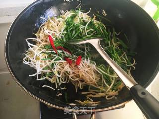 Stir-fried Leek with Mung Bean Sprouts recipe