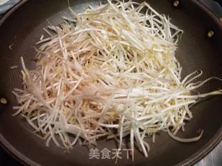 Stir-fried Hor Fun with Mung Bean Sprouts recipe