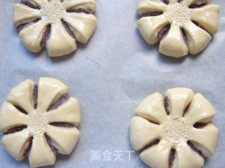 [red Bean Flower-shaped Bread] recipe