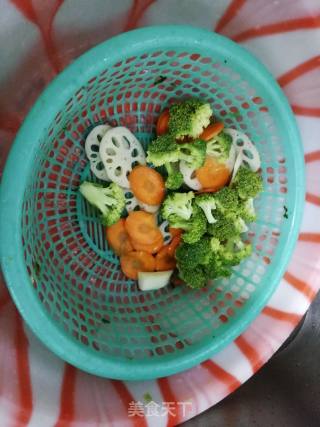 Broccoli Stir-fried Carrot and Lotus Root recipe