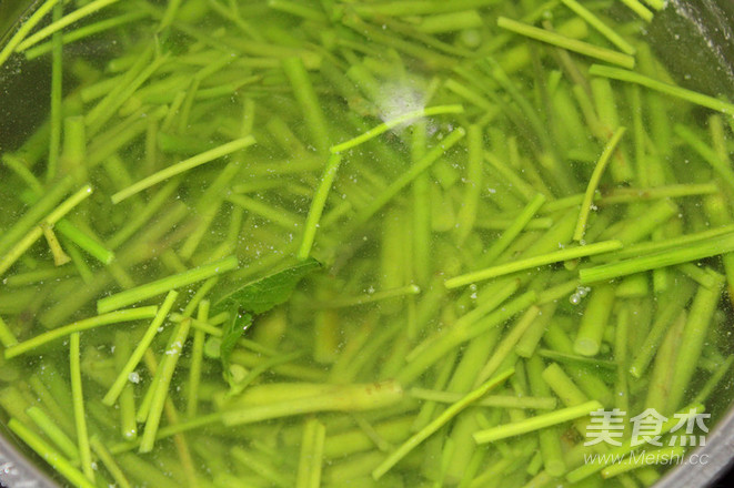 Wild Herbs in The Fragrant Season-the Cold Thorn Stick for Health and Health Care recipe