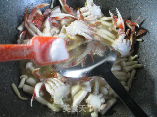 Stir-fried Crab with Mushroom and Seafood recipe