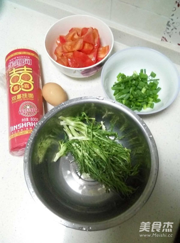 Fried Noodles with Chives and Tomatoes recipe