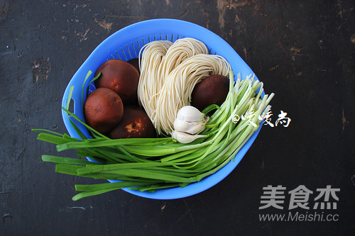 Fried Noodles with Mushroom in Oyster Sauce recipe