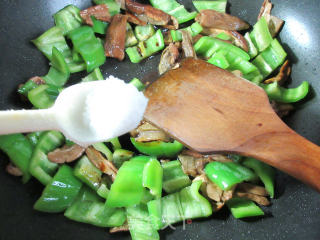 Stir-fried Green Peppers with Porcini Mushrooms recipe