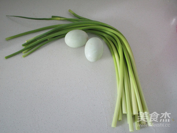 Stir-fried Grass Duck Eggs with Garlic Stalks recipe