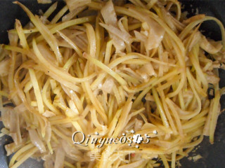 Stir-fried Noodles with Potato Shreds recipe