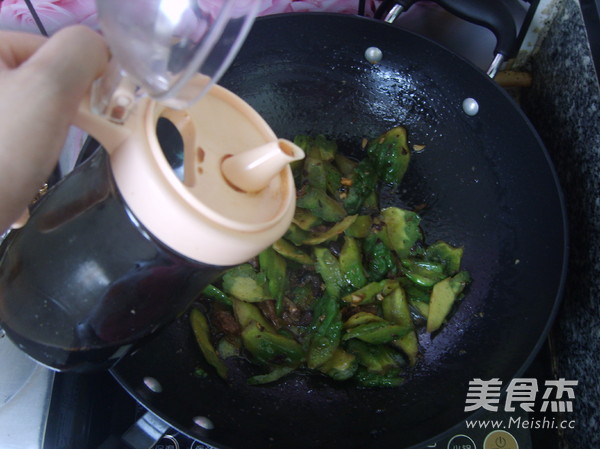 Stir-fried Bitter Gourd with Dace in Black Bean Sauce recipe