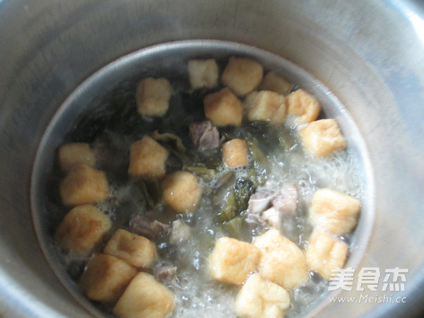 Boiled Keel with Small Oil Tofu and Pickled Cabbage recipe