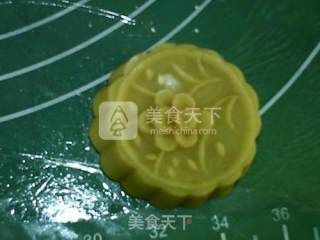 Cantonese-style Lotus Paste and Egg Yolk Mooncakes recipe