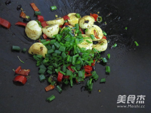 Stir-fried Poached Egg with Double Pepper recipe