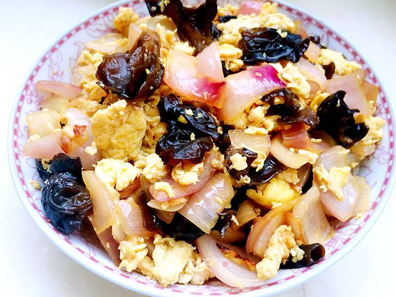 Scrambled Eggs with Onion and Fungus recipe