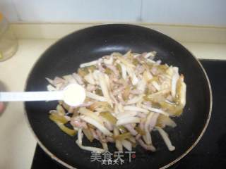 Stir-fried Shredded Pork with Bailing Mushroom and Mustard recipe