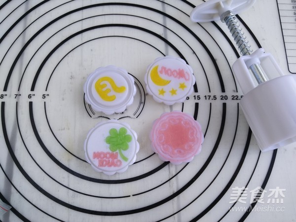 Colorful Snowy Moon Cakes recipe