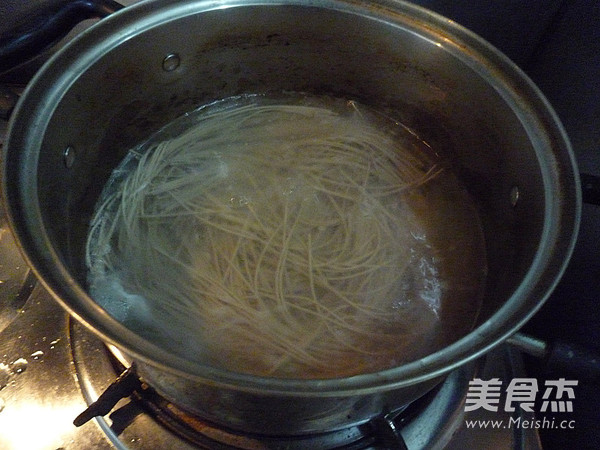 Sour and Spicy Chicken Soba Cold Noodles recipe