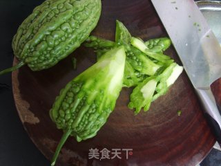 Stir-fried Bitter Gourd with Dace in Black Bean Sauce recipe