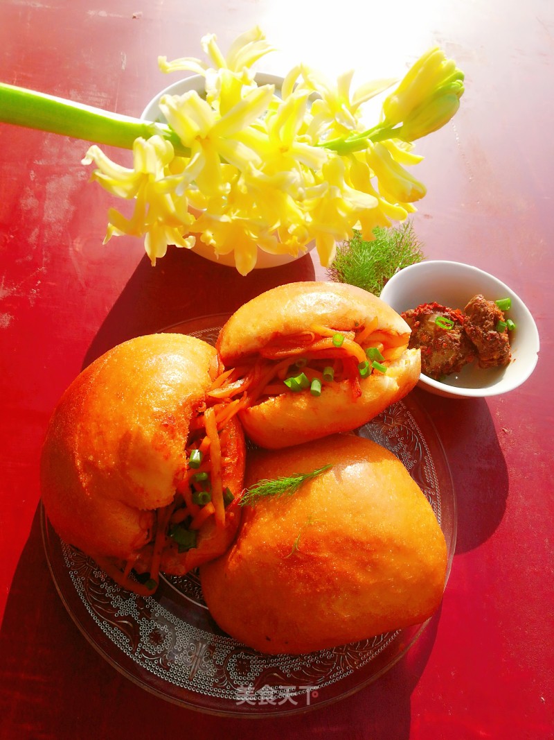 Golden Steamed Bun and Potato Tongs