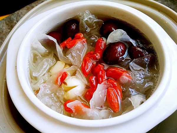 White Fungus and Lotus Seed Soup recipe
