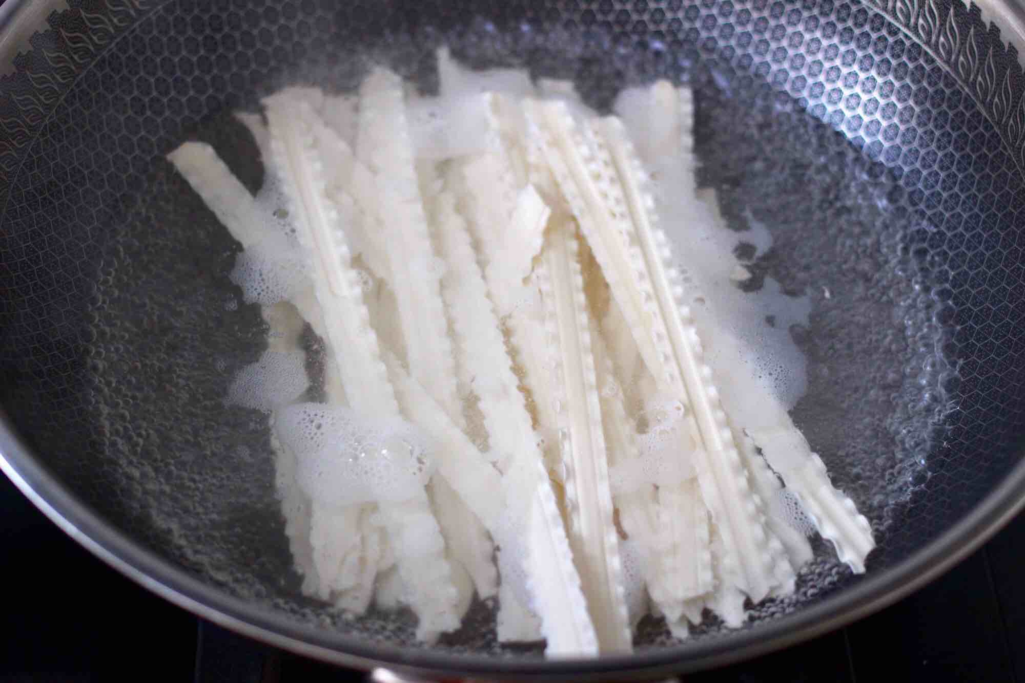 Marinated Noodles with Cucumber and Diced Pork recipe