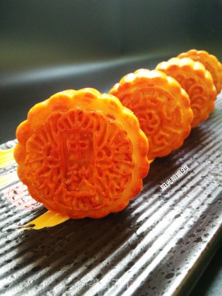 Cantonese-style Lotus Paste and Egg Yolk Mooncakes recipe