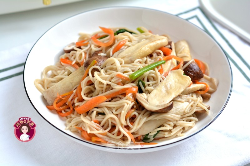 Fried Noodles with Matsutake Pork Slices recipe