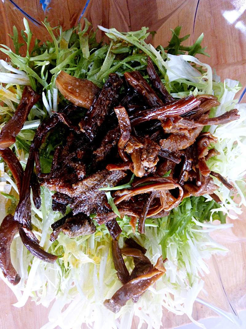 Tea Tree Mushroom Mixed with Bitter Chrysanthemum recipe