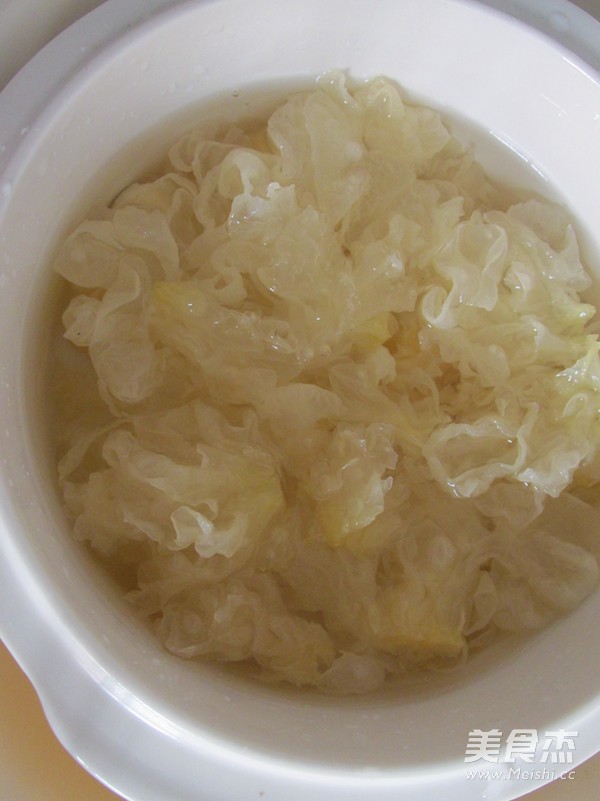 White Fungus and Lotus Seed Soup recipe