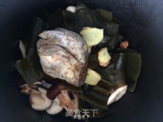 Seaweed and Mushroom Stewed Big Bone Soup recipe