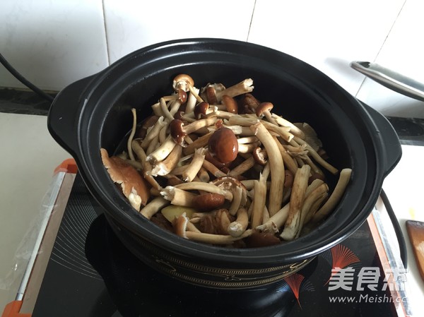 Potato Ribs with Tea Tree Mushrooms in Clay Pot recipe