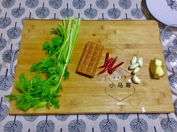 Stir-fried Xianggan with Celery recipe