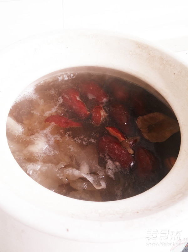 Tremella, Lotus Seed and Lily Soup recipe