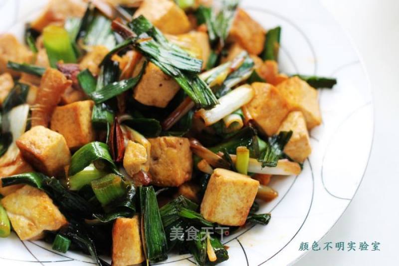 Stir-fried Tofu with Garlic Sprouts recipe